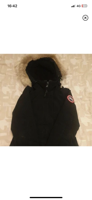 Canada goose  - Hej säljer min candagoes viktoria parka i stl xs men passa som s färg svart 