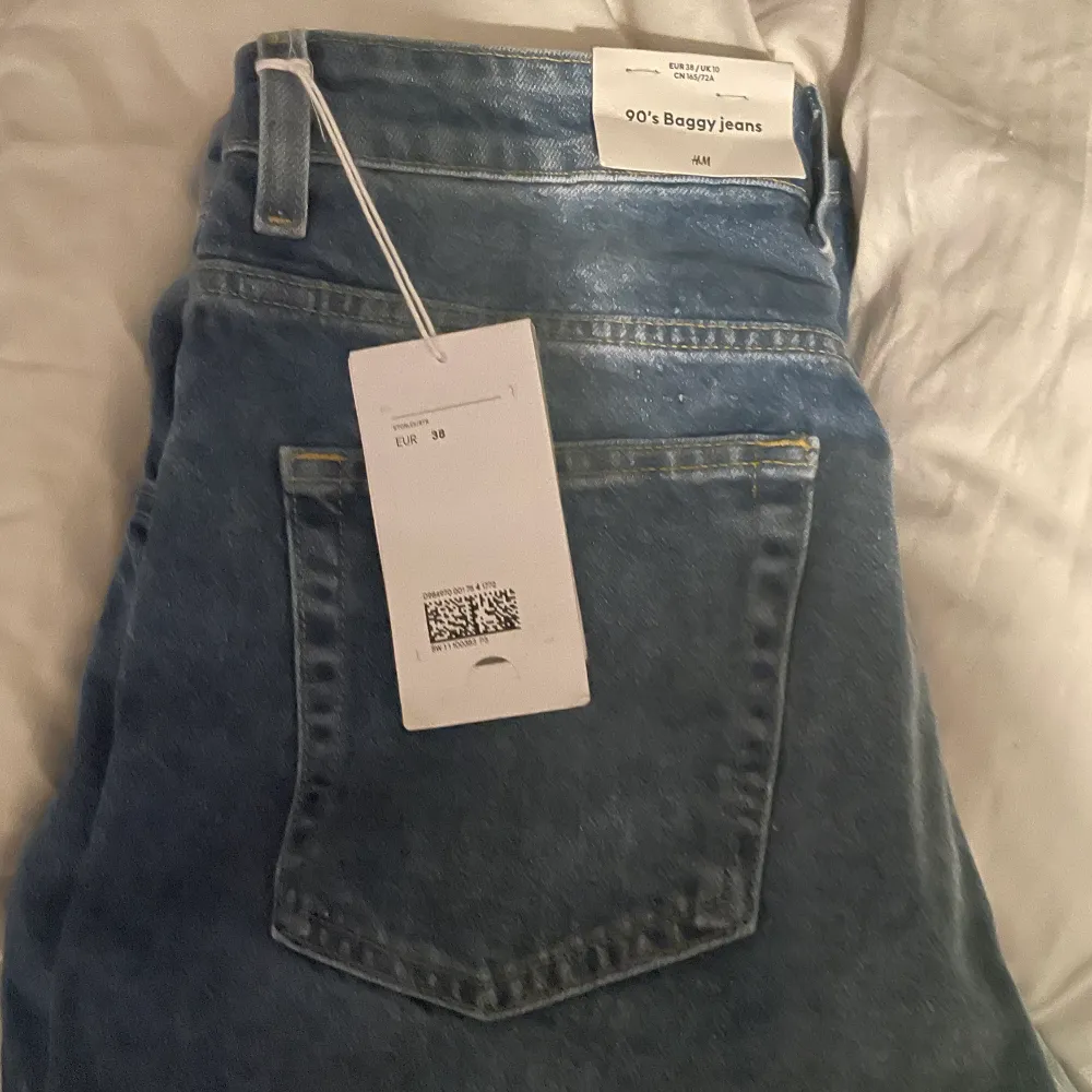 90’s baggy jeans från H&M, storlek 38. Nyskick, bara testade. Säljer pga fel storlek. Kan mötas i gävle eller skicka mot fraktkostnad!💞 Nypris 350kr. Jeans & Byxor.