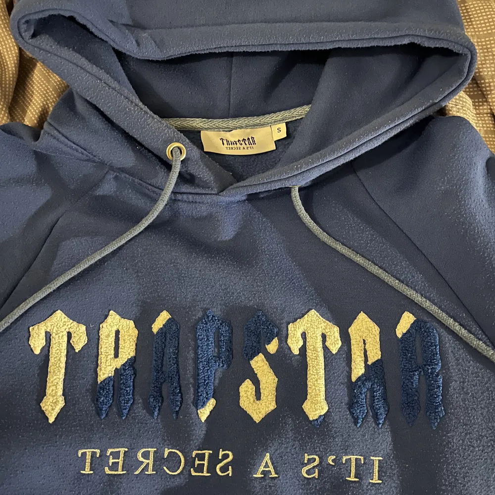 En fin Trapstar hoodie i blå färg. Köparen står för frakten👍. Tröjor & Koftor.