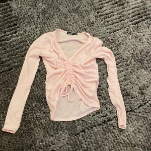 Perfekt för sommaren - En jättefin rosa top från boohoo i storlek 34. Snörena på bilden är justerbara🌸Använt 3/5 gånger. Köparen står för frakten!