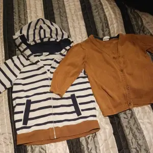 2 tröjor i färgen brun/vit, 1 huvtröja i storlek 86, från H&M använta skick. 1 stickad brun i storlek 80, oanvänt skick.