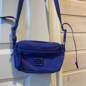 Acne Studios väska - Nästan helt oanvänd Waistbag från acne Nypris 1200 och i väldigt bra skick  Justerbar