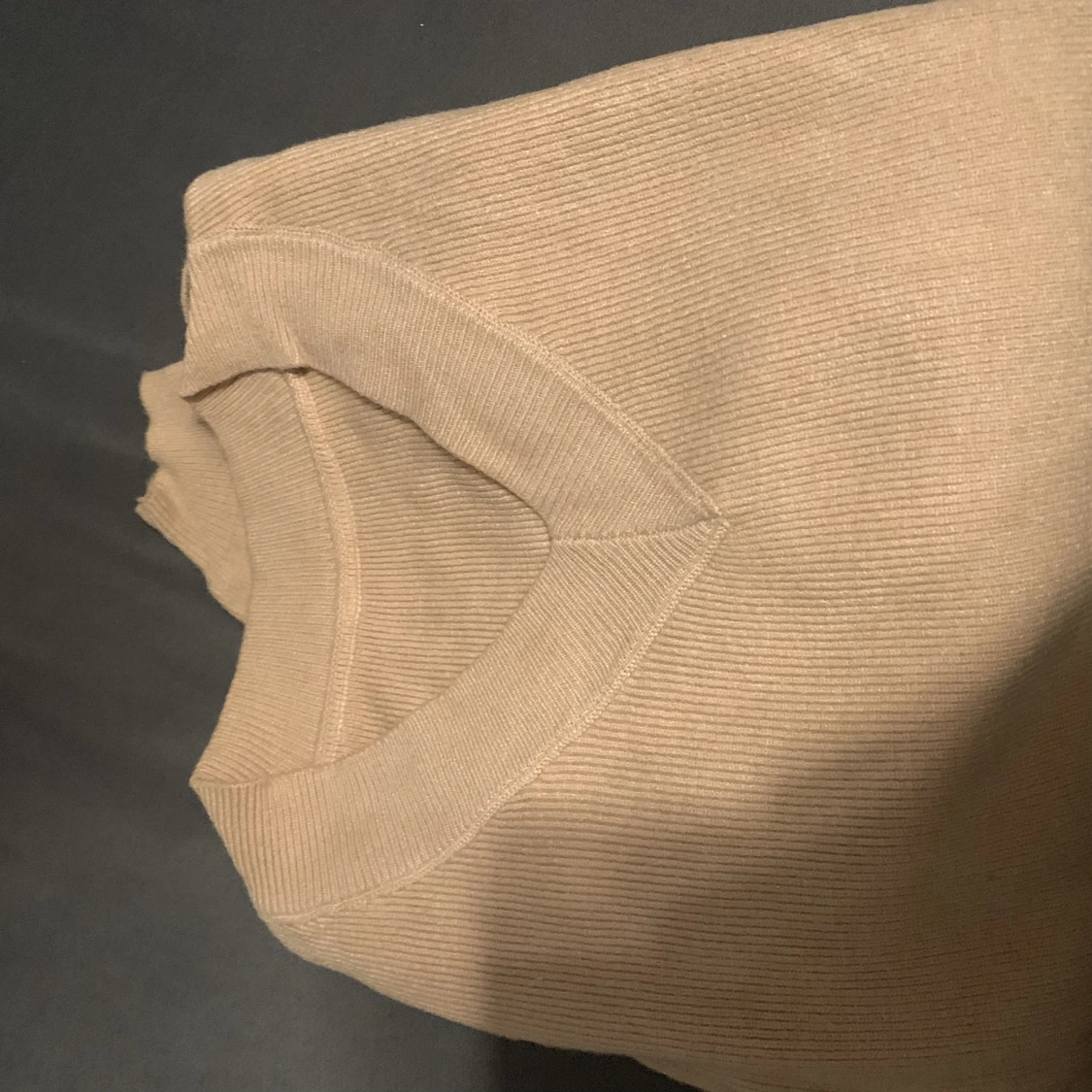 Beige v- ringad stickad tröja - 90