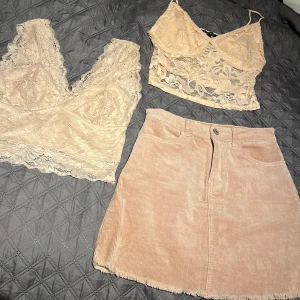 Rosa kjol med matchande rosa toppar - Två underbara sexiga festliga toppar i storlek S + en ribbad rosa kjol i storlek S. 100kr styck eller 235 för allt 