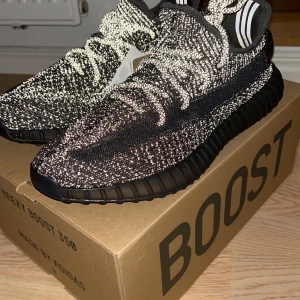 Yeezy black stl 46 - Skor, stl. 46, Herr Hej säljer dessa helt oanvända yeezy black som jag vann när de droppades! Kvitto finns. Nypris 5-6 tusen  Stl 46 2/3  3500 