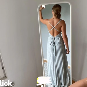 Balklänning  - Säljer världens finaste balklänning som jag köpte här på Plick! Använd en gång, hur fin som helst och går att knyta på flera olika sätt😍 