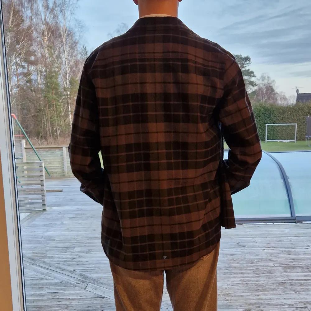 Vi är ett professionellt UF företag som säljer en oversized burberry flanellskjorta åt vår kund. orginalpris ca 7000 kr. Skjortan är iprincip i nyskick, och pefekt för dig som vill klä dig i klass!. Skjortor.