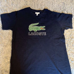Lacoste  - Hej!! Säljer denna t shirt då jag inte använd den alls!! Jätte fint skick, kan mötas upp. Priser kan diskuteras