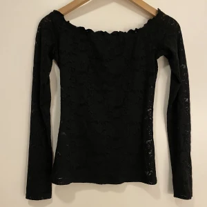 Topp i spets från Gina - Snygg topp i spets från Gina Tricot, man kan ha den lite off shoulder eller mer som en båtringad topp om man vill det. Det är en storlek S!😊