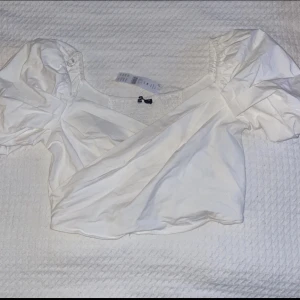 Topp från Gina Tricot  - Strl 44. Oanvänd, lappen kvar.  Nypris 349kr. Pris kan diskuteras 