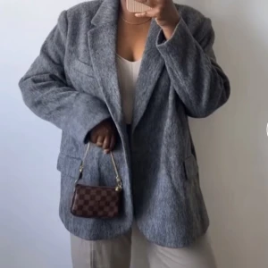 Kappa - jättefin kappa/blazer från hm. Köpare står för frakt på 66kr 🫶