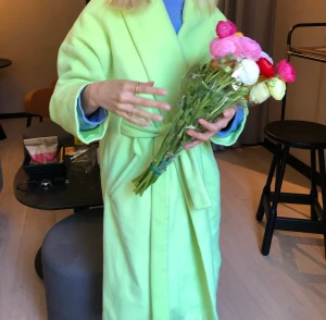 Vårkappa - Så svårt att fånga bilden, inte lika “neon” som på första bilden men mycket klarare i färgen än de sista. Fint skick, vissa fläckar så behövs en tvätt 