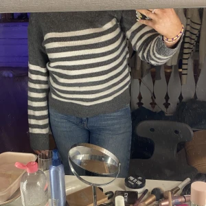 Stickad tröja  - Säljer denna stickade tröja pågrund av att den aldrig kommer till användning. Köpte den för 169kr och säljer den för 100. Köparen står för frakt 💞