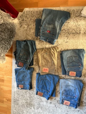 Vintage Levis jeans  - Tja, säljer nu 7 stycken par feta vintage levis jeans (1 par dickies)  Har inte tid att sälja alla separat, därför säljer jag nu i bulk. Går lätt att tjäna pengar på om du säljer dem separat! 1999 för alla
