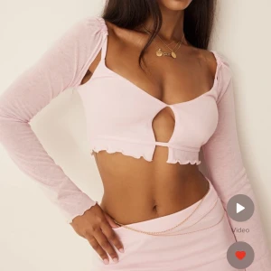 Nakd rosa set💘 - Säljer detta urgulliga set från NA-KD som jag köpte i augusti men var tyvärr för litet för mig, har endast provat den annars är den helt oanvänd och så gott som ny! Säljer båda för 450kr + frakt💘