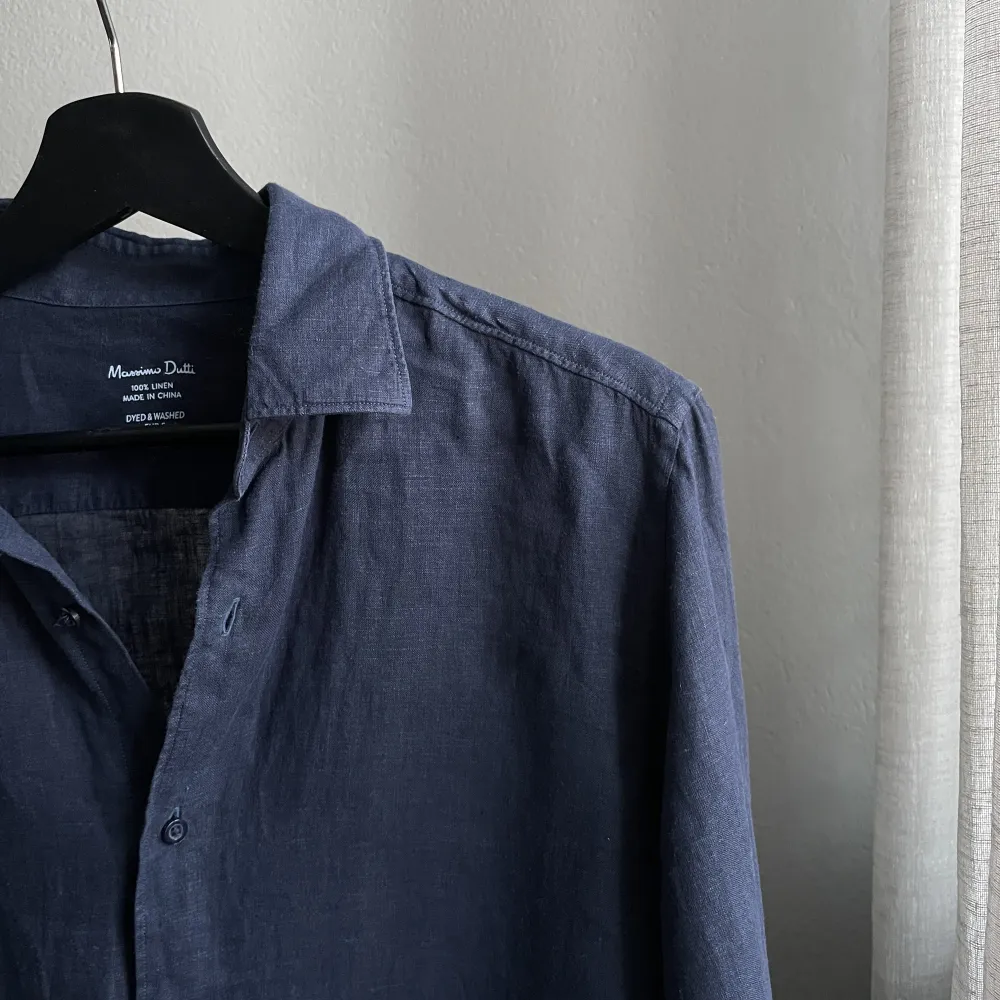Blå linneskjorta från Massimo Dutti. Aldrig använd.  Storlek S. Skjortor.