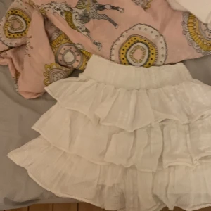 Kjolar - Det är en bred bara kjol som är i Smål och är vit