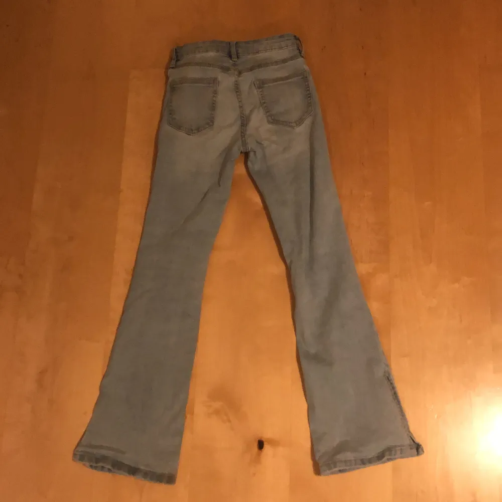 Byxorna är ljusblåa och hela. Det är inte använda så mycket och är från Cubus. De kostar 75kr. . Jeans & Byxor.