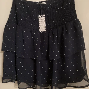 Prickig kjol - Oanvänd med prislappen kvar. (349kr)