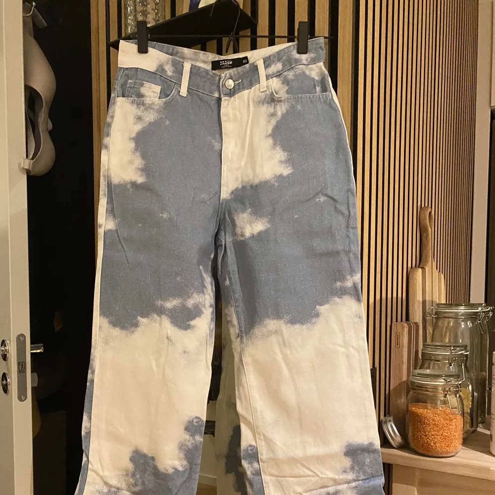 Snygga moln-jeans från Jaded London. Avklippta och passar under 165 cm. (Frakt tillkommer). Jeans & Byxor.