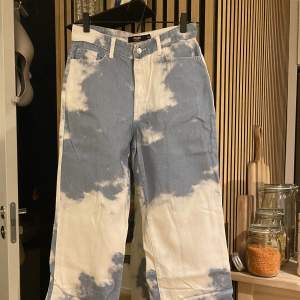 Snygga moln-jeans från Jaded London. Avklippta och passar under 165 cm. (Frakt tillkommer)