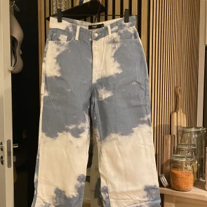 Jaded London - Snygga moln-jeans från Jaded London. Avklippta och passar under 165 cm. (Frakt tillkommer)