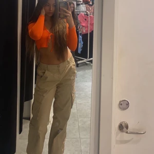 Cargobyxor - Måste rensa garderoben, knappt använda men så fina men har för många cargobyxor  Jag är 169 btw