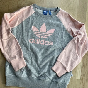 Adidas tröja i stl S! Nyskick  - Fin Adidad tröja i stl S! Nyskick då den endast är använd 1-2 gånger!   Pris 200:- + porto   Kan mötas upp om man bor i Uppsala 