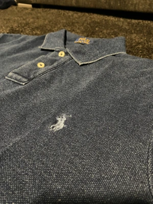 Ralph Lauren  - Hej säljer en mycket fin Ralph Lauren pike i storlek M. Mycket sparsamt använd säljs pågrund av tycker den används för lite. Kontakta om d har några frågor eller annat bara höra av sig.