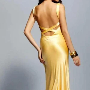 Finaste klänningen från how to loose a guy in 10 days - Otroligt fina klänningen från den kända filmen!🥰  Köptes från allurebeverlyhills.com för 1900kr + tullavgift 800kr. (Kvitto finns)  Klänningen är helt oanvänt o har lappar kvar på💞