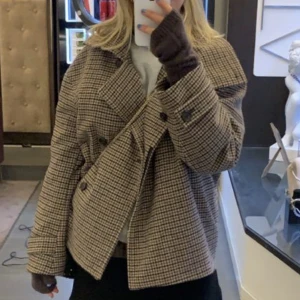 Rutig arket jacka - Jätte snygg kort kappa från arket. Köpt förra året men inga defekter eller liknande. Kom privat för bilder. Säljer för 1200 men kan byta den mot en likadan jacka i svart, strl 34 eller 36 (se sista bilden)