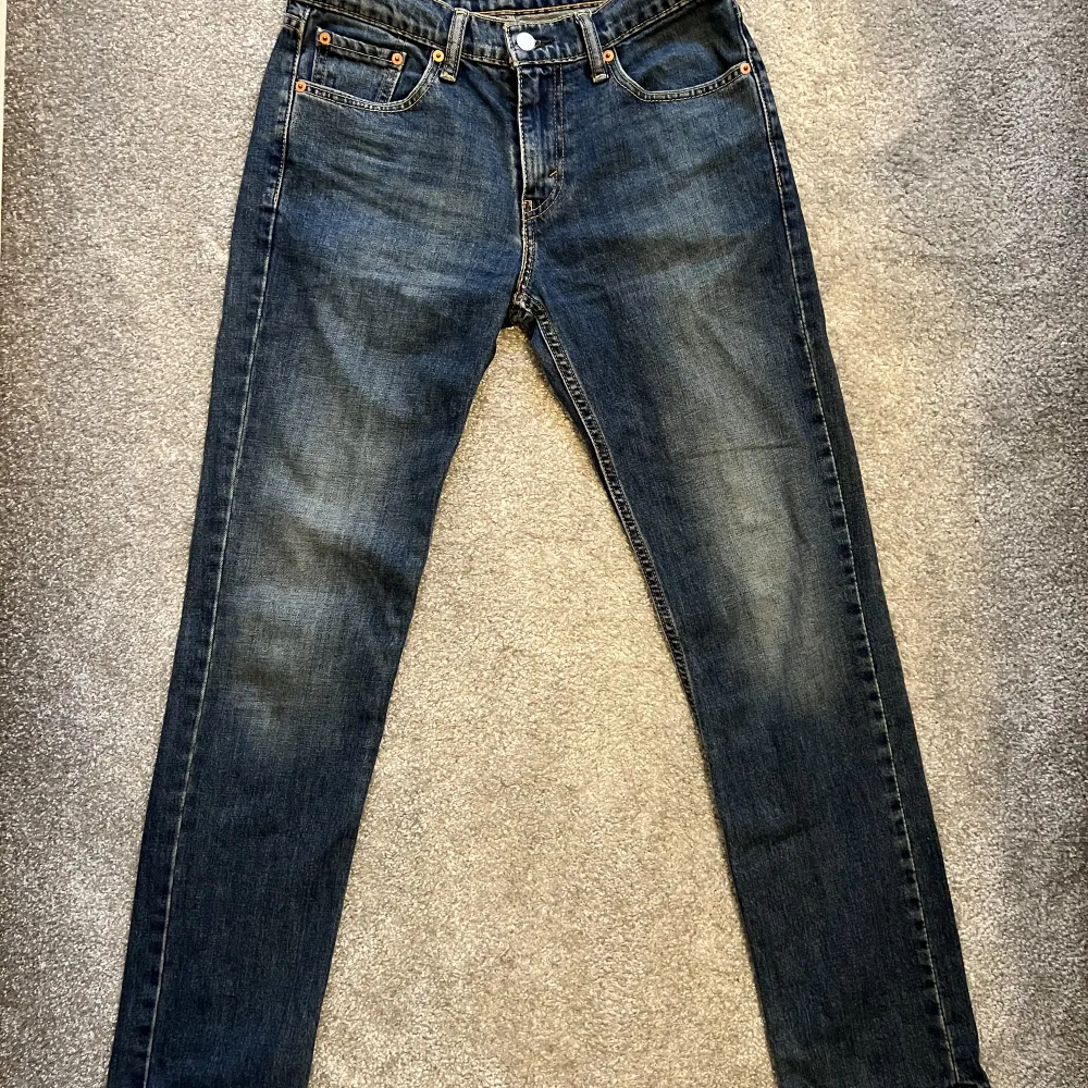 Mörkblå Levisjeans herrmodell 511, stl 30/32. Fint använt skick. . Jeans & Byxor.