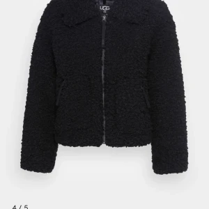 Jacka från UGG - Varm, midjekort jacka i lurvigt material från populära märket UGG, knappt använd, nyskick! Ord.pris ca 1749:- Nu 650:-oslagbart pris!! (Storleken passar 40-44)
