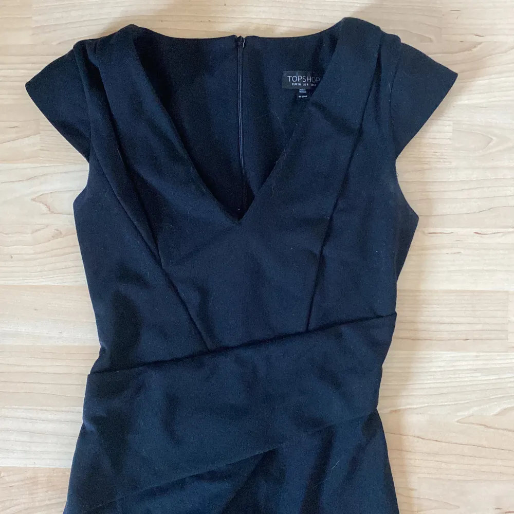 Super snygg svart klänning använd 2 ggr. Lite åt de finare hållet. Väldigt skön och bekväm🤩. Klänningar.