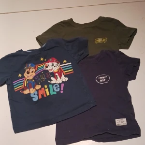 T-shirtar barn - 1st mörkblå med hundmotiv i storlek 92/98, 1st mörkgrön med text i storlek 90, 1st mörkblå med text i storlek 90. Anvönt skick