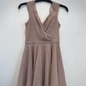 Lurex Skater Dress Nude från Goddiva. Ny klänning med prislapp. Ord pris 799kr