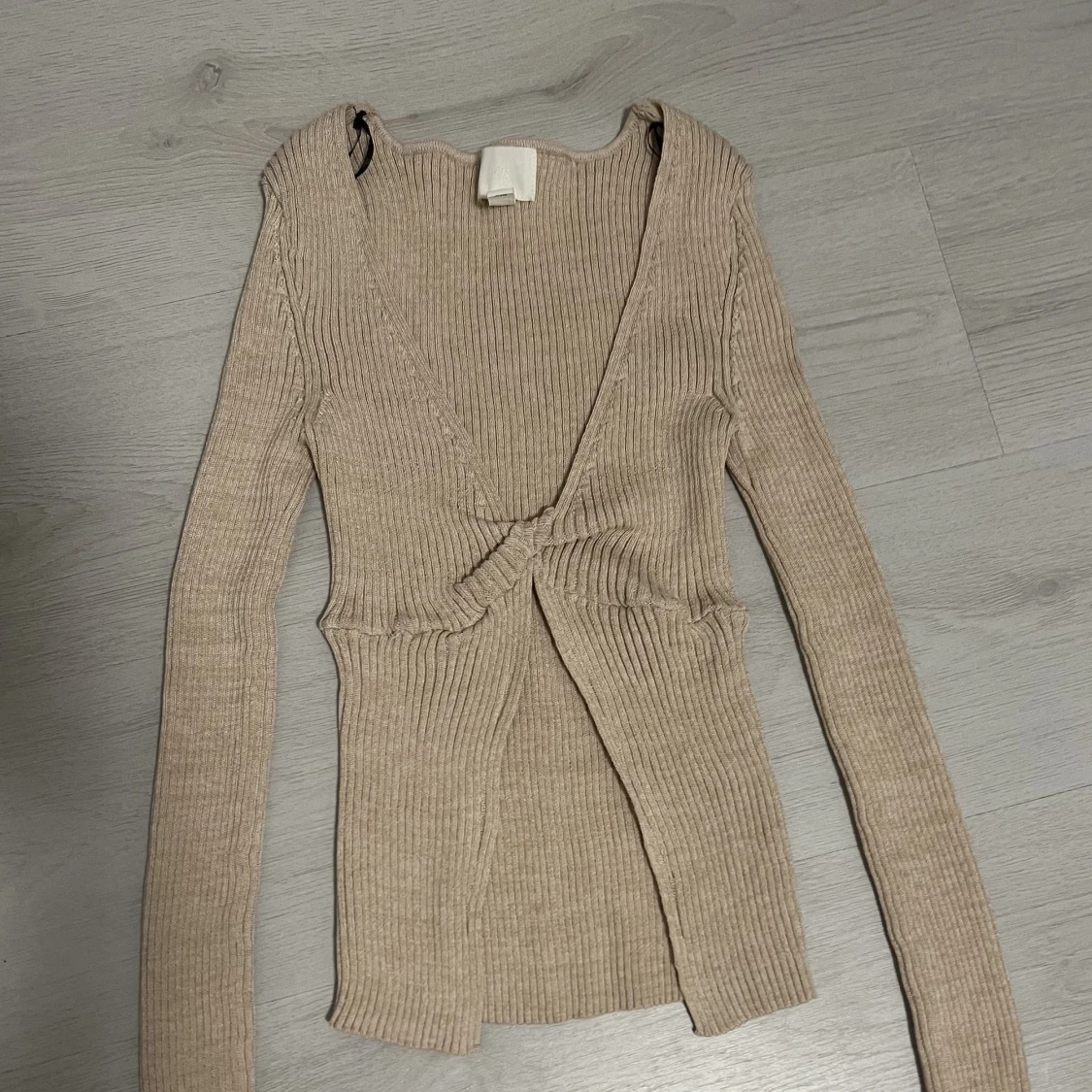 Söt topp med bara en knytning  - 90