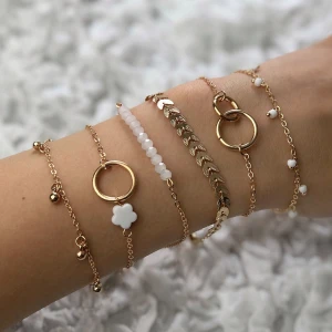 Armband - Guldfärgade armband i olika designs. Säljes i 5-pack för 29kr  (går ej att mixa från olika pack). Smidig betalning via Swish och snabb frakt direkt till brevlådan (13kr frimärke) 💫⚡️✨