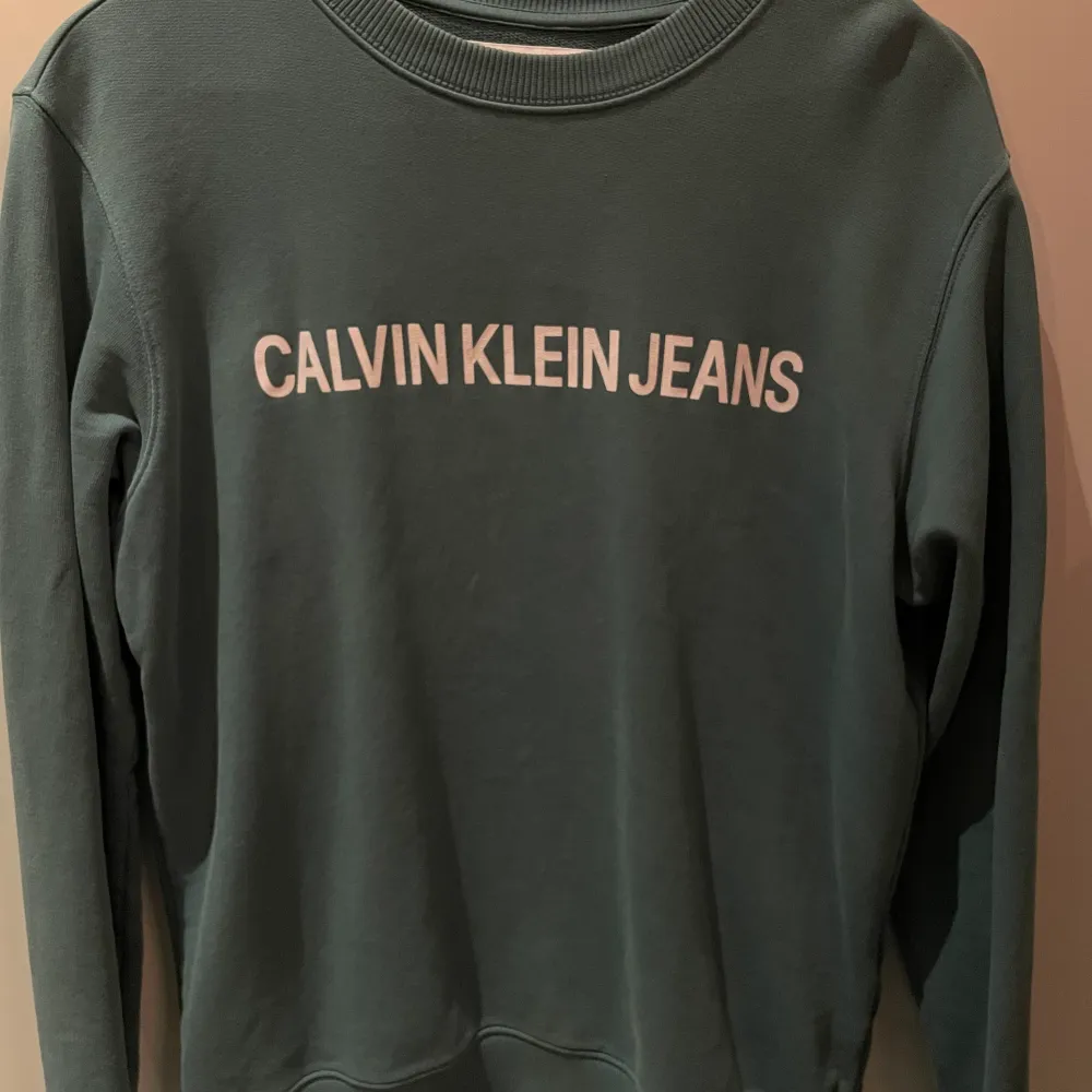 Säljer även denna Calvin Klein sweatshirten i storlek S.✨Säljs för 150kr då frakten är inkluderad i priset🌟 Tröjan är i bra skick då den inte använts mer än någon enstaka gång 💕Hör gärna av er för mer info eller bilder!. Hoodies.