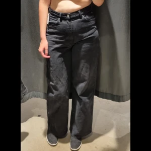 Gråsvarta Jeans - Gråsvarta baggy Jeans från Gina Tricot  köpt på Myrornas sen aldrig använda, Strlk 38.