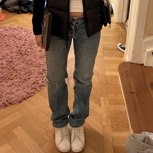 Zara Midrise - Super fina midrise jeans med hål på ena knäet💞 säljs då dem blivit för små för mig