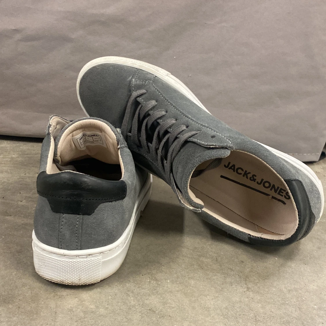 Grå vita Jack & Jones skor  - 91