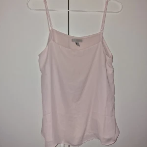 Blus - Super fin blus, endast testad men var inte min storlek. Dubbla lager men väldigt luftig