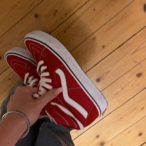 Röda vans  - Funderar på att sälja min nästintill oanvända röda vans💗 Köpt i Tyskland 