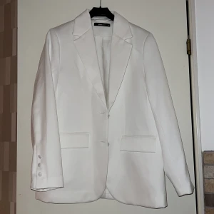 Vit kavaj  - Nyskick! Aldrig använd!