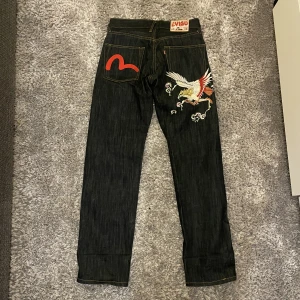 Evisu  - Skitsnygga Evisu byxor i perfekt skick. Kom priv för mer bilder :)