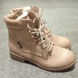 Winter boots 38 - Only worn once, like new Bought in kids section but also fits woman wearing size 38 😊 Sole length inside: 23,5cm Faux fur inside makes them comfortable and warm Waterproof  Brand: Linear of Sweden 