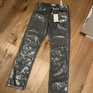 Glitterbyxor - Jättefina glittriga byxor, i färgen silver, från zara! Slutsålda på hemsidan, helt oanvända, prislappen är kvar, och i storlek 36. 