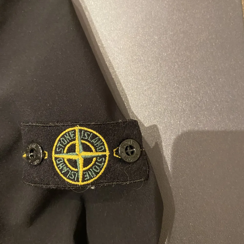 Skit snygg stone island jacka som är i juniorstrl. Passar bäst folk under 170. Mått och liknande kan skickas vid begärning privat. Orginal pris 3200kr mitt pris är 1500kr, men tar oxå bud.😄. Jackor.