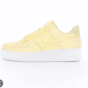 Air force - Säljer mina air force då de inte kommer till användning, endast använda 4 gånger så väldigt bra skick. Skriv för fler bilder